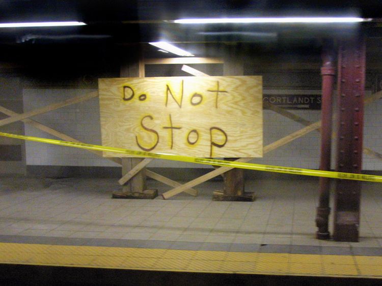 396638 01: L'arrêt de métro de la rue Cortlandt sur les lignes N et R près de Ground Zero reste fermé le 30 octobre 2001 à New York. Les lignes de métro N et R sont revenues en service hier en semaine pour la première fois depuis le 11 septembre