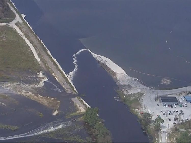 Le réservoir a inondé une décharge de cendres de charbon