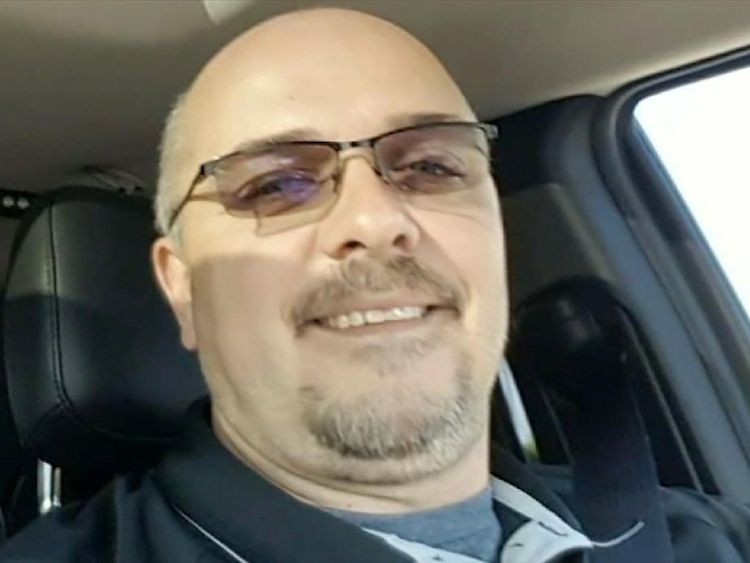 Dennis Collins était le petit ami de la femme qui a sonné à la porte