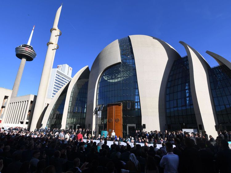 Les visiteurs se rassemblent devant la mosquée DITIB nouvellement construite à Cologne, dans l’ouest de l’Allemagne, avant son ouverture officielle le 29 septembre 2018