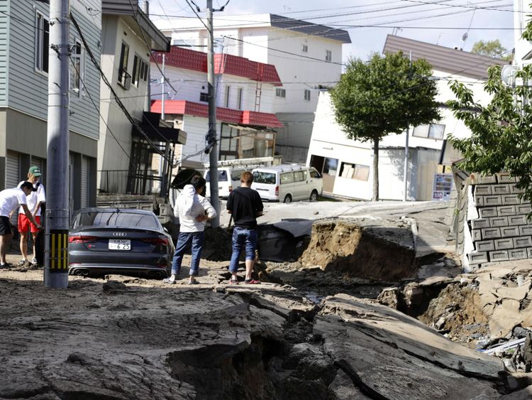 Les gens regardent une zone endommagée par un tremblement de terre à Sapporo, sur l'île japonaise d'Hokkaido, au Japon. Pic: Kyodo