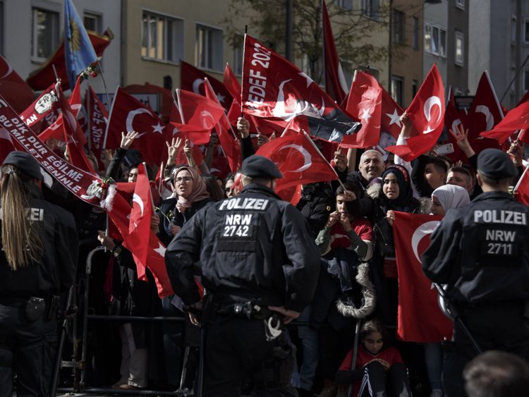 Les partisans du président turc Recep Tayyip Erdogan se tiennent près de la nouvelle mosquée Ditib avant l'arrivée d'Erdogan le 29 septembre 2018 à Cologne, en Allemagne