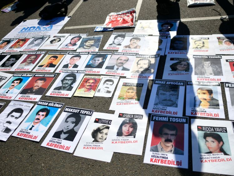 Des photos de turcs morts en prison en Turquie étaient posées sur le sol lors d'une manifestation à Cologne avant la visite du président turc à Cologne, où il doit inaugurer le 29 septembre 2018 l'une des plus grandes mosquées d'Europe.