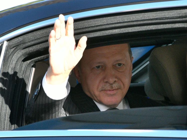 Le président turc Recep Tayyip Erdogan quitte sa voiture à l’aube pour l’ouverture officielle de la nouvelle mosquée centrale DITIB à Cologne, dans l’ouest de l’Allemagne, le 29 septembre 2018