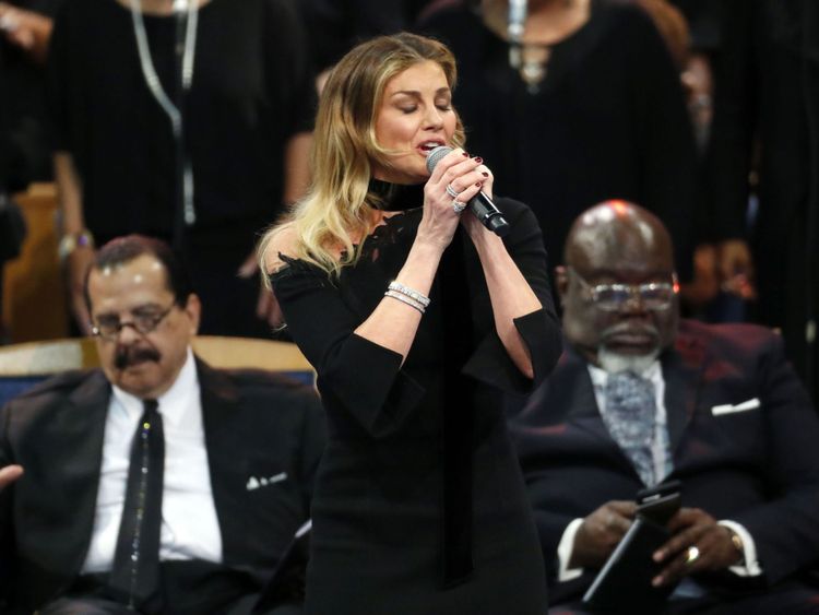 Faith Hill interprète Quel ami nous avons en Jésus