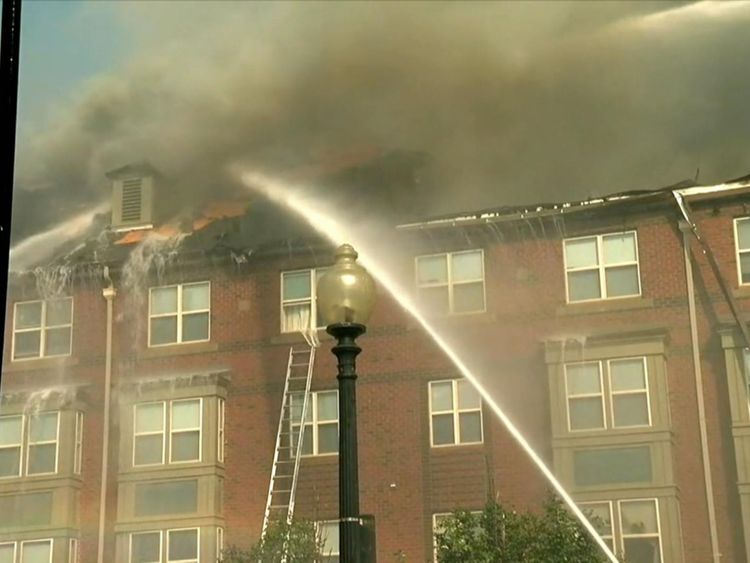 Les pompiers de nombreuses entreprises ont combattu l'incendie. Pic: ABC
