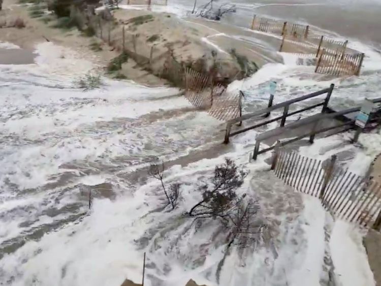 Les eaux débarquent à Avon, en Caroline du Nord. Pic: Jason Cole