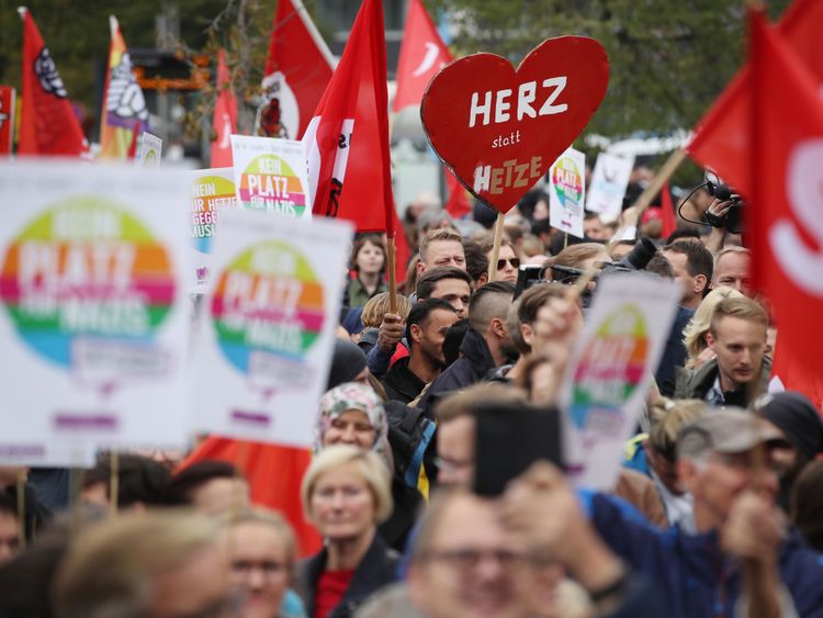 Quelque 3 500 personnes ont manifesté en faveur de la politique d'immigration de Mme Merkel