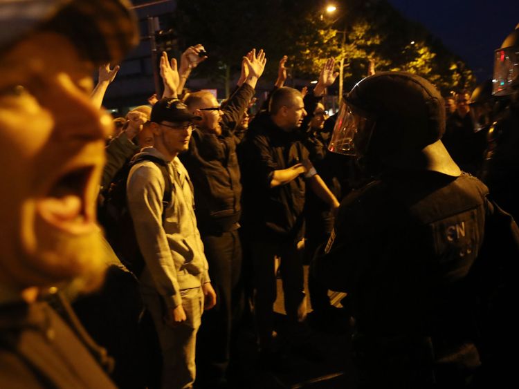 Des manifestants d'extrême droite crient et lèvent les bras à Chemnitz