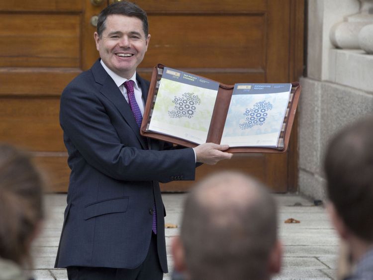 Le ministre irlandais des Finances, Paschal Donohoe, avec une copie du budget de l'Irlande en 2018