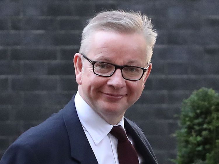 Le secrétaire britannique à l'environnement, à l'alimentation et aux affaires rurales, Michael Gove, quitte le 10 Downing Street, dans le centre de Londres, le 13 septembre 2018 après avoir assisté à une réunion du cabinet pour discuter de l'affaire sans accord. Préparations Brexit. - Le ministre du Brexit, Dominic Raab, a annoncé jeudi que la Grande-Bretagne ne paierait pas le règlement financier promis à l'UE après le Brexit s'il n'y avait pas d'accord de divorce. (Photo de Daniel LEAL-OLIVAS / AFP) (Le crédit photo devrait être DANIEL LEAL-OLIVAS / AFP / Getty Images)
