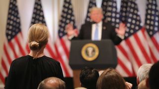 Hannah Thomas-Peter, correspondante de Sky aux États-Unis, pose une question à Donald Trump lors de la conférence de presse "srcset =" https://e3.365dm.com/18/09/320x180/skynews-hannah-thomas-peter_4434923.jpg? 20180927044011 320w, https://e3.365dm.com/18/09/640x380/skynews-hannah-thomas-peter_4434923.jpg?20180927044011 640w, https://e3.365dm.com/18/09/736x414/skynews- hannah-thomas-peter_4434923.jpg? 20180927044011 736w, https://e3.365dm.com/18/09/992x558/skynews-hannah-thomas-peter_4434923.jpg?20180927044011 992w, https://e3.365dm.com/ 18/09 / 1096x616 / skynews-hannah-thomas-peter_4434923.jpg? 20180927044011 1096w, https://e3.365dm.com/18/09/1600x900/skynews-hannah-thomas-peter_4434923.jpg?20180927044011 1600w, https: //e3.365dm.com/18/09/1920x1080/skynews-hannah-thomas-peter_4434923.jpg?20180927044011 1920w, https://e3.365dm.com/18/09/2048x1152/skynews-hannah-thomas-peter_4434923 .jpg? 20180927044011 2048w "tailles =" (min-width: 900px) 992px, 100vw