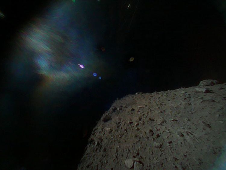 Pris immédiatement après la séparation de l'engin spatial, cela montre que Hayabusa2 est en haut et que la surface de Ryugu est en bas.