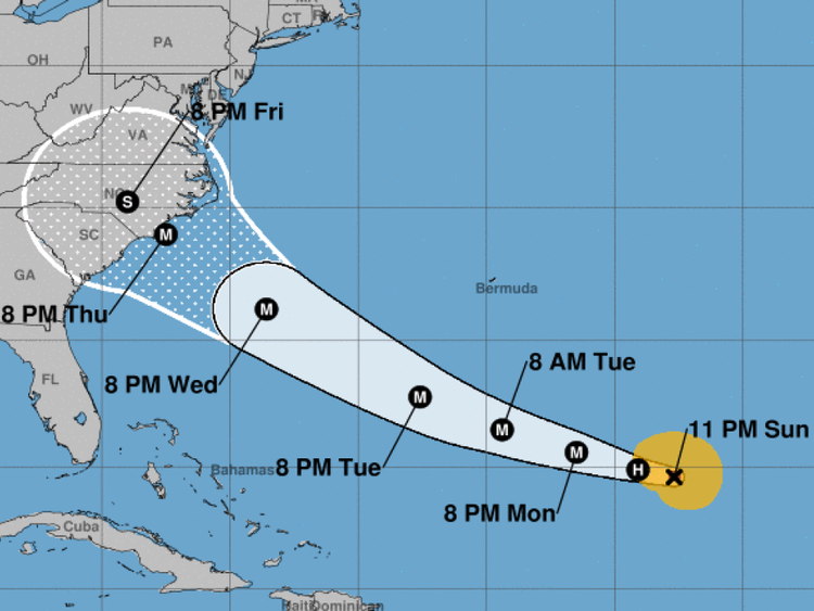 Carte du Centre national des ouragans lundi matin (BST) 10/09/18 du sentier de l'ouragan Florence. Times in AST - Heure normale de l'Atlantique (-5h)