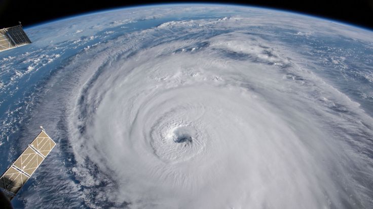 Une vue de l'ouragan Florence battant dans l'océan Atlantique