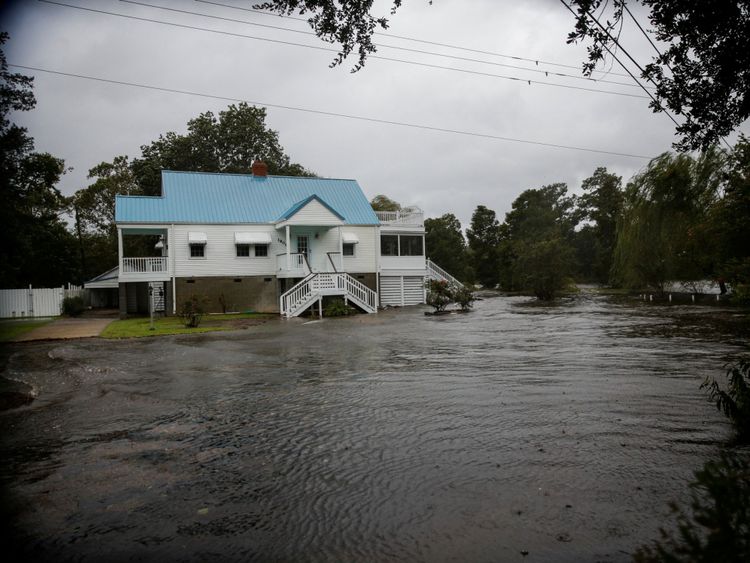 L'eau de la Neuse inonde des maisons alors que l'ouragan Florence arrive à New Bern, en Caroline du Nord