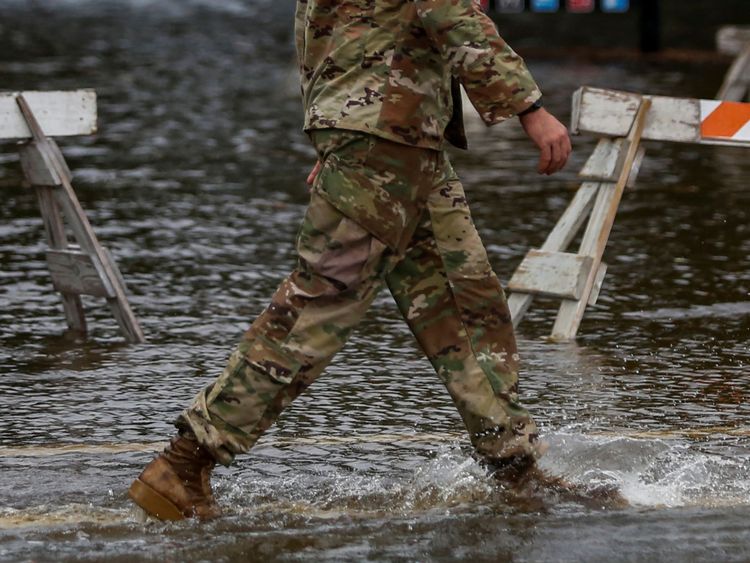 Un membre de l’armée américaine traverse les eaux près du parc Union Point Park, alors que l’ouragan Florence arrive à New Bern, en Caroline du Nord.
