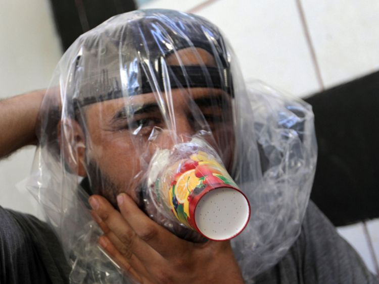 Hudhayfa al-Shahad essaie un masque à gaz improvisé à Idlib, en Syrie 
