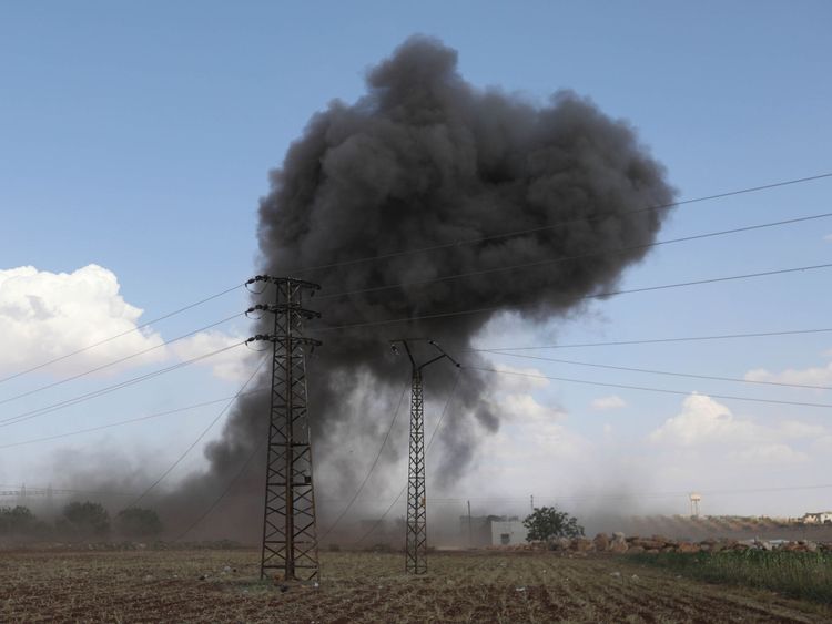 Fumée de bombes du gouvernement syrien autour du village d'al-Muntar