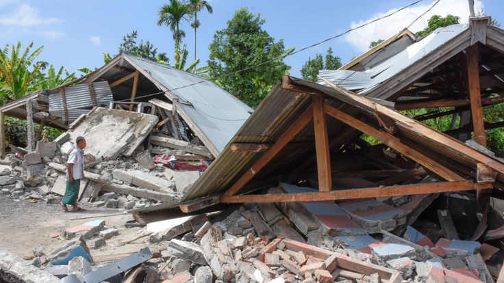 Un homme indonésien examine les restes de maisons après le séisme de magnitude 6,4 à Lombok 