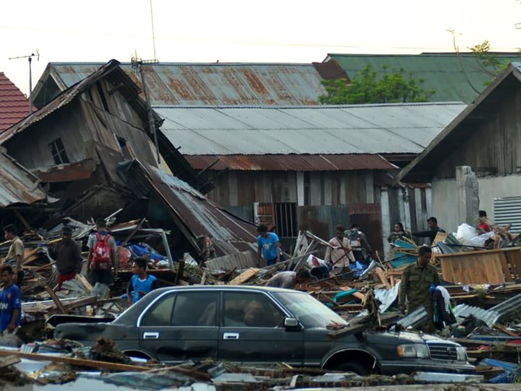 Les agences humanitaires ont du mal à atteindre les régions touchées par le tsunami et le tremblement de terre en Indonésie.