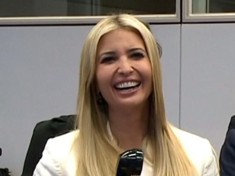 Ivanka Trump a souri comme elle a été complimentée par l'astronaute russe