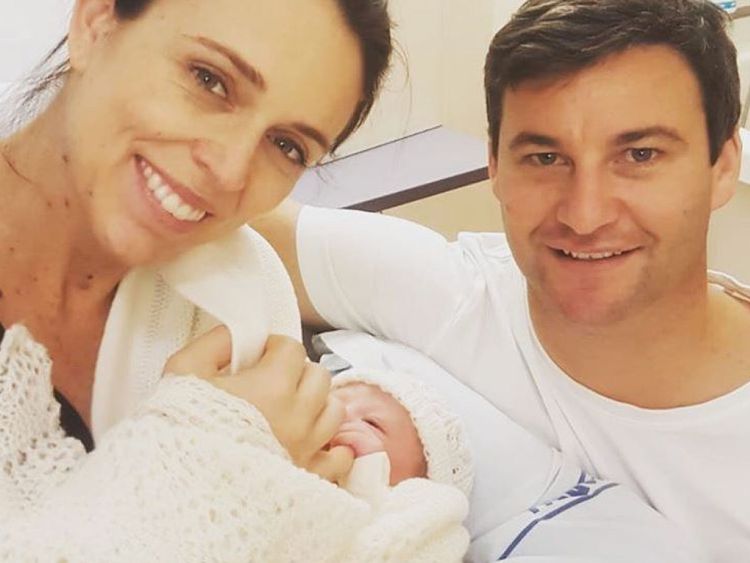 Jacinda Ardern a posté une photo de sa famille remodelée sur Instagram après avoir donné naissance à un bébé de 7 lb 3