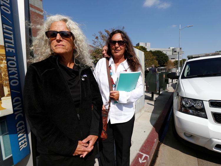 Janet Wolfe et Marla Randall, soeurs de feu Randy California, quittent le tribunal fédéral après une audience dans une action en justice impliquant la chanson rock classique de Led Zeppelin, Stairway to Heaven, à Los Angeles, en Californie, le 14 juin 2016