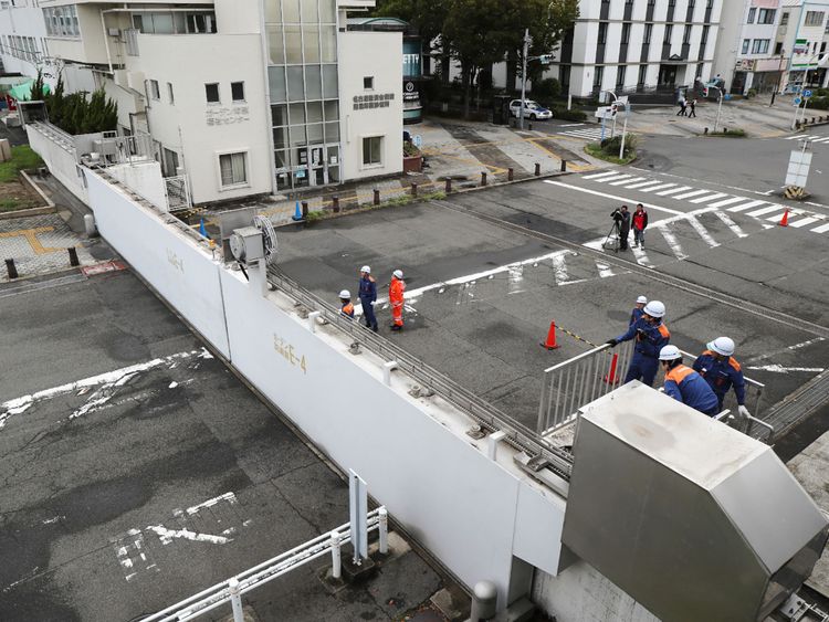 Les officiers du port de Nagoya ferment les portes du brise-lames à Nagoya alors que le typhon Jebi frappait l'ouest du Japon
