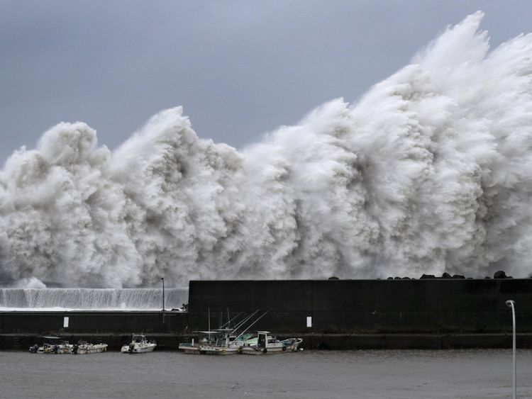 De hautes vagues déclenchées par le typhon Jebi sont observées dans un port de pêche à Aki, dans la préfecture de Kochi, dans l'ouest du Japon
