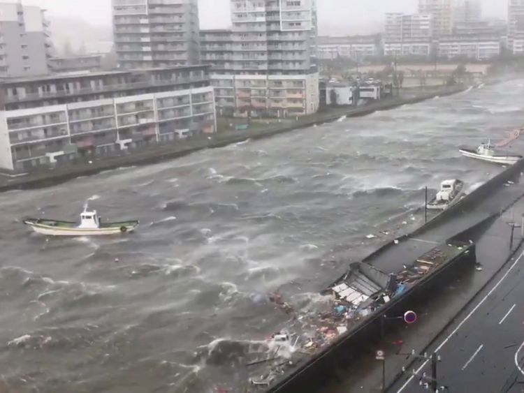 Des bateaux flottent avec des débris pendant le typhon Jebi dans la ville de Nishinomiya, préfecture de Hyogo, au Japon