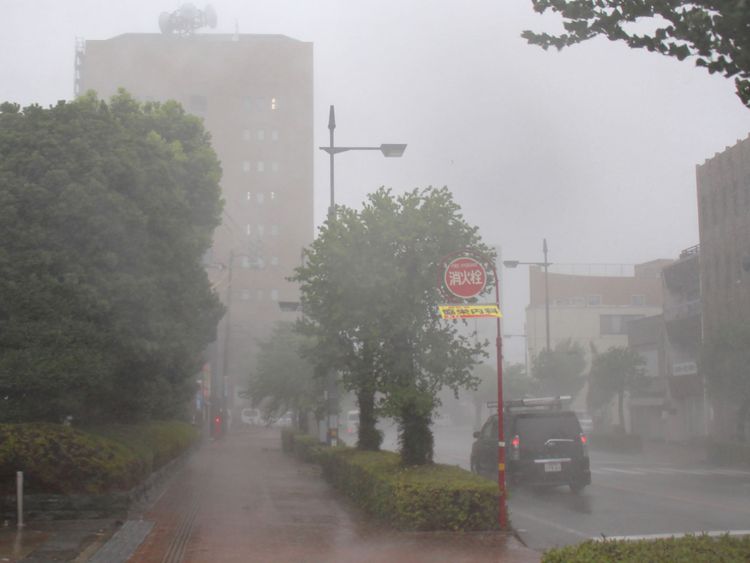 De fortes pluies et des vents causés par le typhon Jebi ont frappé la ville de Tokushima