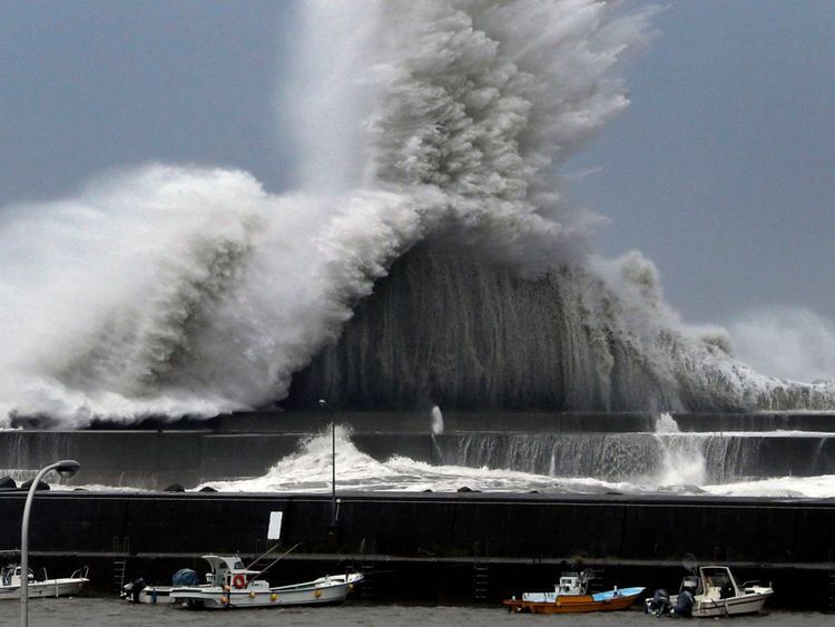 De hautes vagues ont frappé des brise-lames dans un port d'Aki, préfecture de Kochi, au Japon
