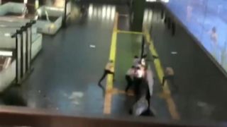 À Kyoto, les débris du typhon ont heurté le plafond de verre de la gare centrale, faisant tomber du verre dans l’atrium, manquant de peu plusieurs personnes. "Srcset =" https://e3.365dm.com/18/09/320x180 /skynews-japan-typhoon-jebi_4411026.jpg?20180904111745 320w, https://e3.365dm.com/18/09/640x380/skynews-japan-typhoon-jebi_4411026.jpg?20180904111745 640w, https: //e3.365dm .com / 18/09 / 736x414 / skynews-japan-typhoon-jebi_4411026.jpg? 20180904111745 736w, https://e3.365dm.com/18/09/992x558/skynews-japan-typhoon-jebi_4411026.jpg?20180904111745 992w , https://e3.365dm.com/18/09/1096x616/skynews-japan-typhoon-jebi_4411026.jpg?20180904111745 1096w, https://e3.365dm.com/18/09/1600x900/skynews-japan- typhon-jebi_4411026.jpg? 20180904111745 1600w, https://e3.365dm.com/18/09/1920x1080/skynews-japan-typhoon-jebi_4411026.jpg?20180904111745 1920w, https://e3.365dm.com/18/ 09 / 2048x1152 / skynews-japan-typhoon-jebi_4411026.jpg? 20180904111745 2048w "tailles =" (largeur minimale: 900px) 992px, 100vw