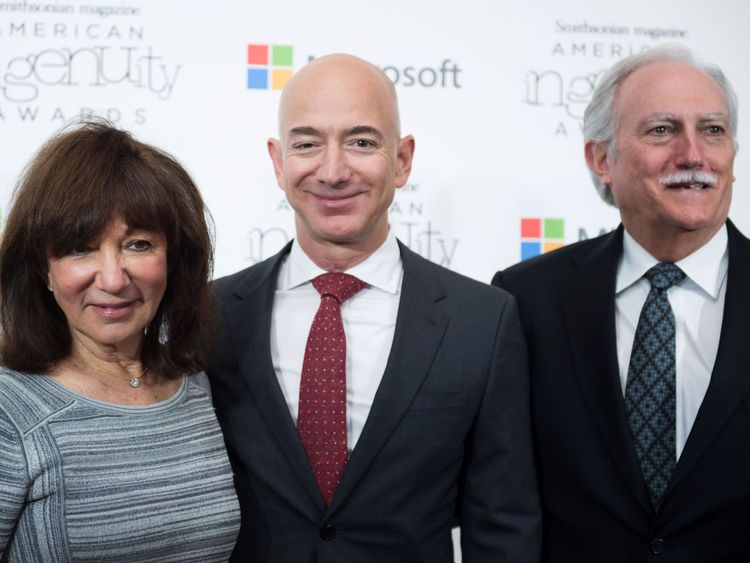 Le PDG d'Amazon, Jeff Bezos, pose sur le tapis rouge avec ses parents Mike et Jackie, dans le cadre des American Ingenuity Awards 2016 du Smithsonian Magazine