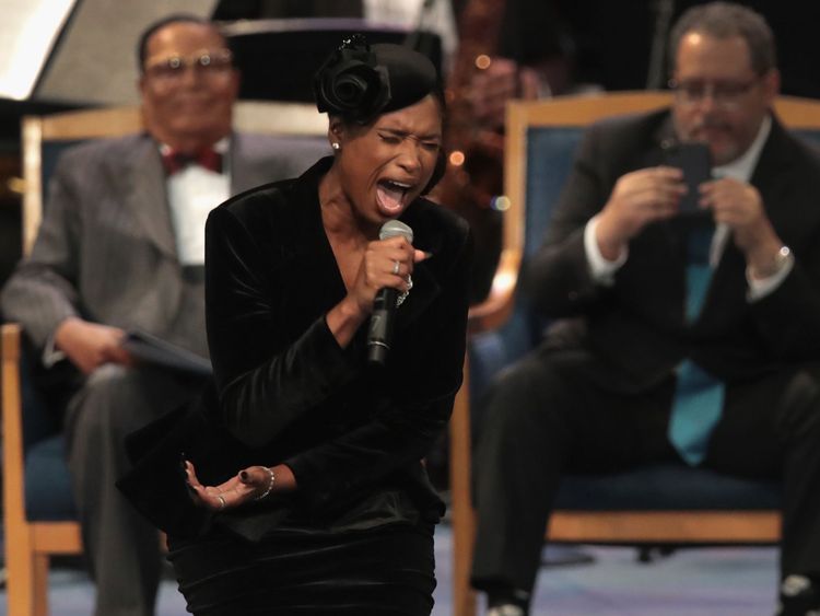 Jennifer Hudson se produit à l'enterrement