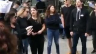 Les manifestants s'opposent à la candidature de la Cour suprême Brett Kavanaugh à New York "srcset =" https://e3.365dm.com/18/09/320x180/skynews-kavanaugh-protests_4432652.jpg?20180925073933 320w, https: //e3.365dm. com / 18/09 / 640x380 / skynews-kavanaugh-protests_4432652.jpg? 20180925073933 640w, https://e3.365dm.com/18/09/736x414/skynews-kavanaugh-protests_4432652.jpg?20180925073933 736w, https: // e3.365dm.com/18/09/992x558/skynews-kavanaugh-protests_4432652.jpg?20180925073933 992w, https://e3.365dm.com/18/09/1096x616/skynews-kavanaugh-protests_4432652.jpg?20180925073933 1096w, https://e3.365dm.com/18/09/1600x900/skynews-kavanaugh-protests_4432652.jpg?20180925073933 1600w, https://e3.365dm.com/18/09/1920x1080/skynews-kavanaugh-protests_4432652.jpg ? 20180925073933 1920w, https://e3.365dm.com/18/09/2048x1152/skynews-kavanaugh-protests_4432652.jpg?20180925073933 2048w "tailles =" (min-width: 900px) 992px, 100vw