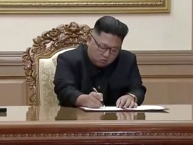 Kim Jong Un signe des documents lors du sommet avec le leader sud-coréen