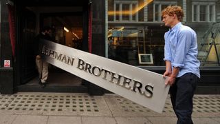 Les employés posent pour des photographes avec une enseigne de Lehman Brothers à la maison de vente aux enchères Christie à Londres le 24 septembre 2010. L’enseigne sera vendue dans le cadre du projet Lehman Brothers: Artwork and Ephemera & # 39; vente à Londres le 29 septembre. AFP PHOTO / BEN STANSALL (Crédit photo: BEN STANSALL / AFP / Getty Images)
