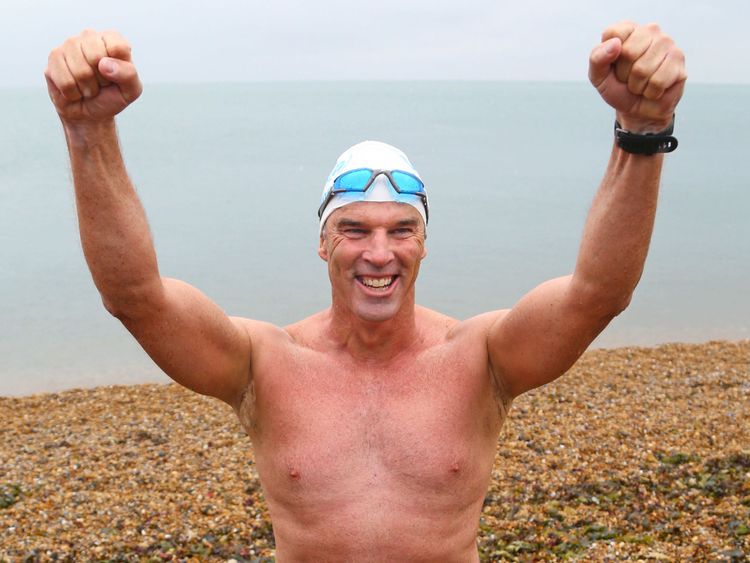 Lewis Pugh arrive à la plage de Shakespeare pour compléter son "Long Swim" du Land's End à Dover