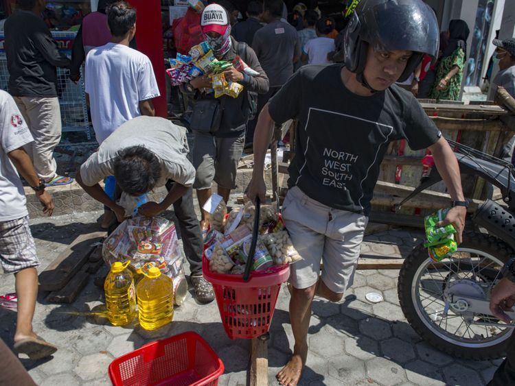 Les gens pillent un dépanneur à Palu