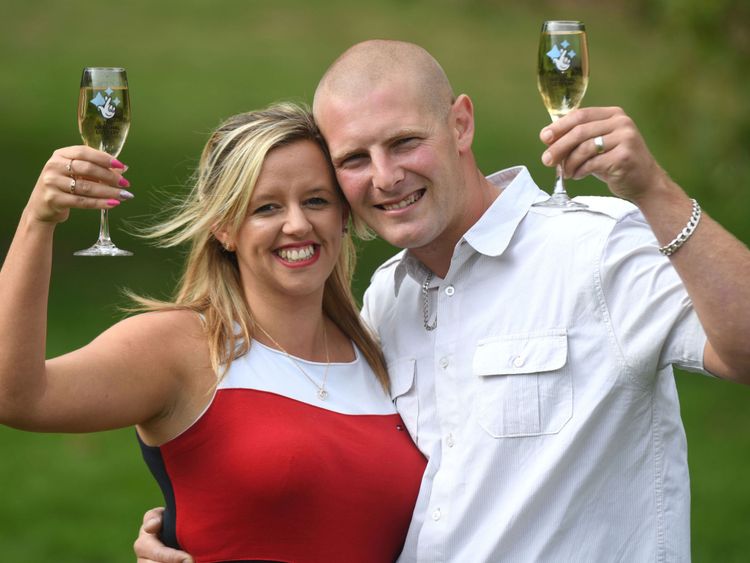 Daniel Peart et son épouse Charlotte célèbrent leur victoire de 1 million d'EuroMillions HotPicks