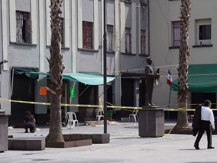 Vue de la place Plaza Garibaldi, dans le centre-ville de Mexico, le 15 septembre 2018, le lendemain du jour où des hommes armés, mariachi, ont tué quatre personnes et blessé neuf autres. - Les cinq assaillants ont procédé à la fusillade peu avant 22h vendredi (03h00 GMT samedi) dans la populaire place Plaza Garibaldi auprès des touristes étrangers. Ni le motif de l'attaque ni l'identité des hommes armés n'étaient connus, mais la zone est située près du quartier de Tepito, où un cartel