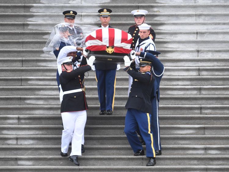 Une garde d'honneur militaire porte le cercueil du sénateur McCain