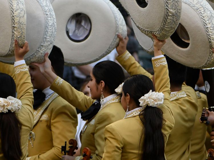 Les hommes armés étaient habillés comme des musiciens de mariachi. Fichier image