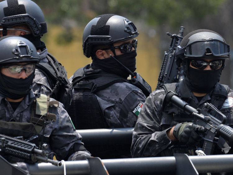 La police monte la garde alors qu'un convoi lourdement gardé transporte l'ancien gouverneur de Veracruz Javier Duarte le 17 juillet 2017 à son arrivée à Mexico, le 17 juillet 2017