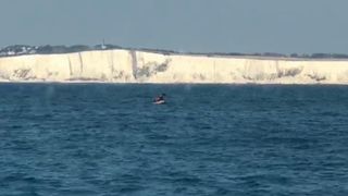Quatre migrants ont été sauvés de Dover "srcset =" https://e3.365dm.com/18/09/320x180/skynews-migrants-rescue-dover_4408101.jpg?20180901173308 320w, https://e3.365dm.com/ 18/09 / 640x380 / skynews-migrants-sauvetage-dover_4408101.jpg? 20180901173308 640w, https://e3.365dm.com/18/09/736x414/skynews-migrants-rescue-dover_4408101.jpg?20180901173308 736w, https: //e3.365dm.com/18/09/992x558/skynews-migrants-rescue-dover_4408101.jpg?20180901173308 992w, https://e3.365dm.com/18/09/1096x616/skynews-migrants-rescue-dover_4408101 .jpg? 20180901173308 1096w, https://e3.365dm.com/18/09/1600x900/skynews-migrants-rescue-dover_4408101.jpg?20180901173308 1600w, https://e3.365dm.com/18/09/1920x1080 /skynews-migrants-rescue-dover_4408101.jpg?20180901173308 1920w, https://e3.365dm.com/18/09/2048x1152/skynews-migrants-rescue-dover_4408101.jpg?20180901173308 2048w "tailles =" (min-width : 900px) 992px, 100vw