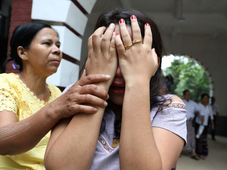 Les proches du journaliste de l'agence Reuters, Kyaw Soe Oo, quittent le pays après avoir écouté le verdict 