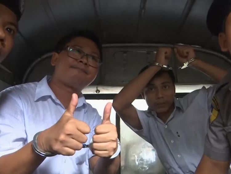 Wa Lone et Kyaw Soe Oo, journalistes de Reuters détenus, quittent le tribunal d'Insein après avoir écouté le verdict à Yangon, au Myanmar, le 3 septembre 2018