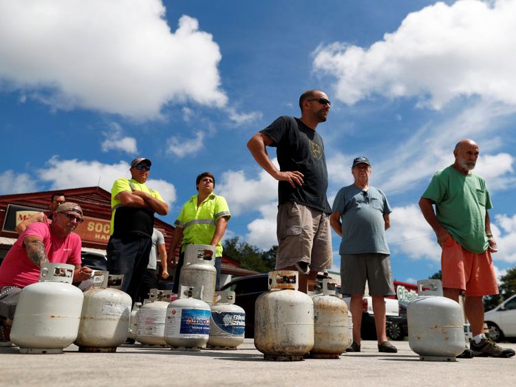 Les gens font la queue pour acheter du propane à Myrtle Beach, en Caroline du Sud, avant l'arrivée de l'ouragan Florence